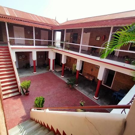 Naurang Yatri Niwas Hotel Garli Buitenkant foto
