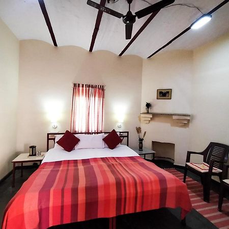 Naurang Yatri Niwas Hotel Garli Buitenkant foto