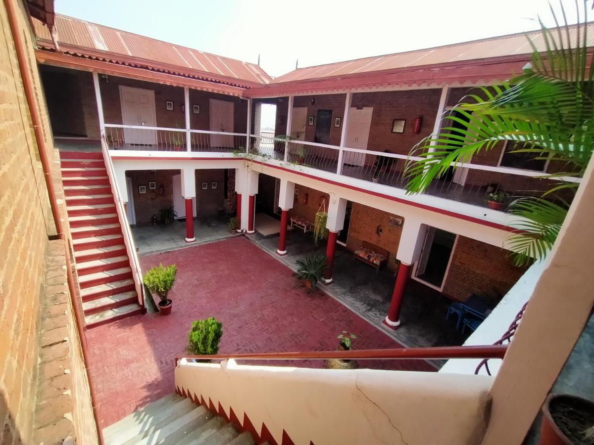Naurang Yatri Niwas Hotel Garli Buitenkant foto