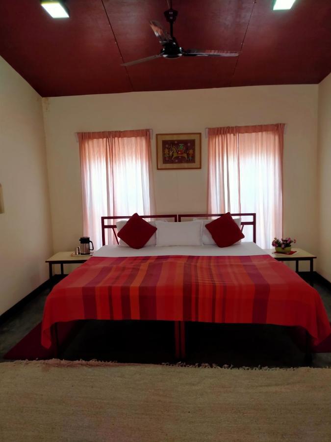 Naurang Yatri Niwas Hotel Garli Buitenkant foto