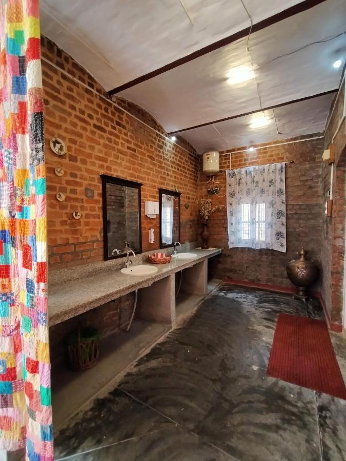 Naurang Yatri Niwas Hotel Garli Buitenkant foto