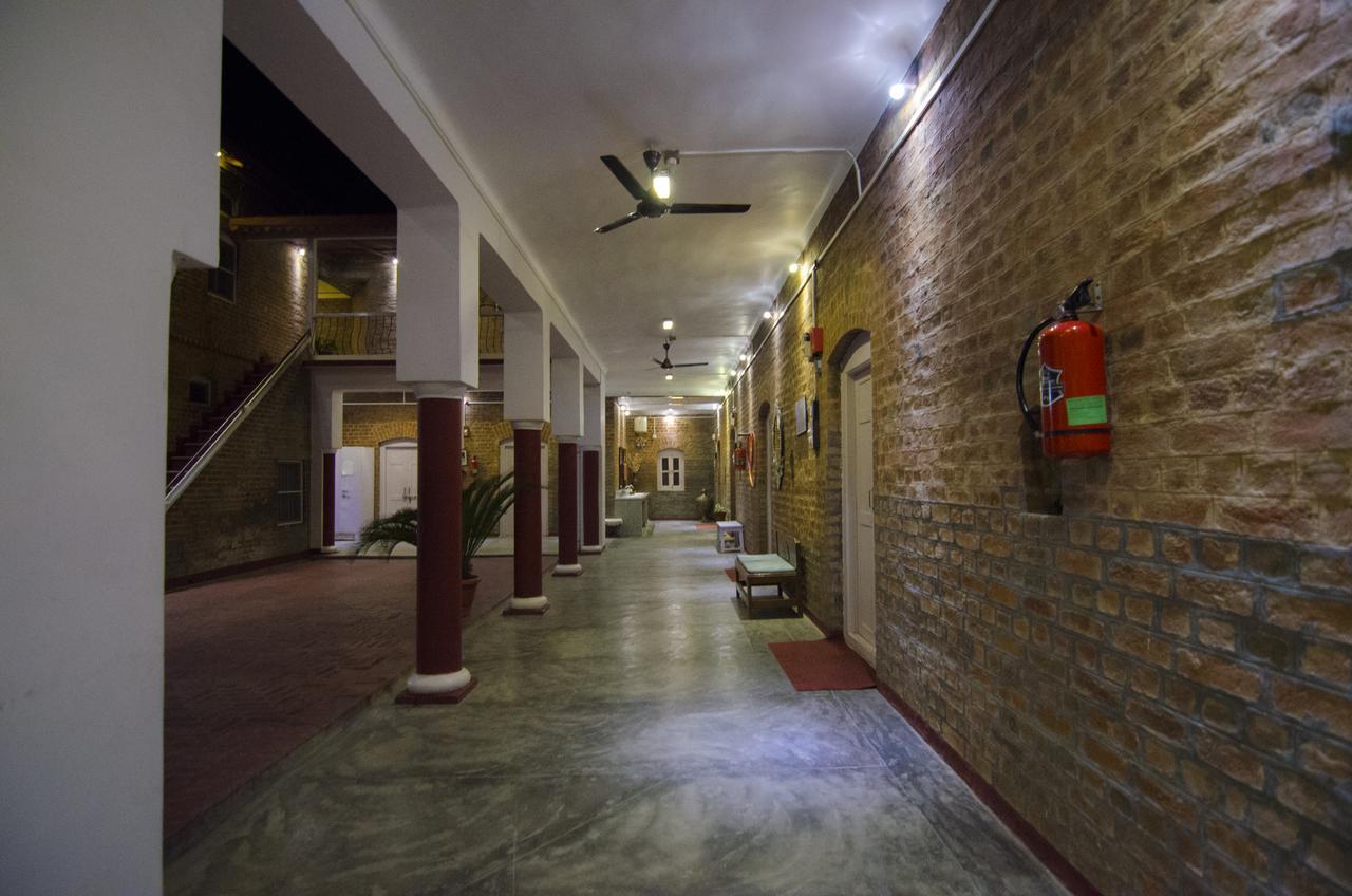 Naurang Yatri Niwas Hotel Garli Buitenkant foto